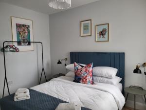 Ein Bett oder Betten in einem Zimmer der Unterkunft 360 Town Stay Apartments & Studios
