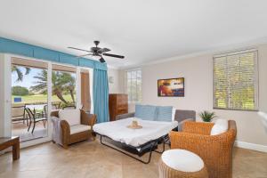uma sala de estar com um sofá, uma mesa e cadeiras em Divi Village Condo 6 J.E. Irausquin Blvd 93 em Palm-Eagle Beach