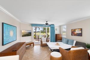 uma sala de estar com um sofá e uma mesa em Divi Village Condo 6 J.E. Irausquin Blvd 93 em Palm-Eagle Beach