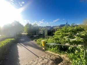 uma vista para uma cidade a partir de um parque com o sol em Chambre/ maison / Zaventem em Zaventem
