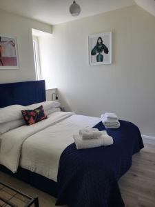 Ein Bett oder Betten in einem Zimmer der Unterkunft 360 Town Stay Apartments & Studios