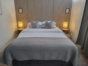 Ein Bett oder Betten in einem Zimmer der Unterkunft 360 Town Stay Apartments & Studios
