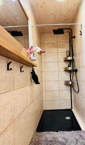 ein Badezimmer mit einer Dusche mit Abfluss in der Unterkunft Baltic Sea Cottage in Jūrmala + 21 Fotos