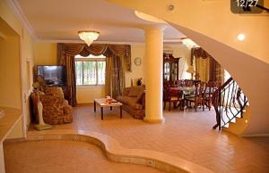 sala de estar grande con escalera y comedor en Villa with Private Pool, en Hurghada