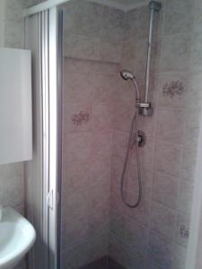 y baño con ducha con cabezal de ducha. en La casetta di Antonella, en Locorotondo