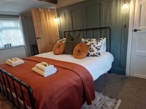 Postelja oz. postelje v sobi nastanitve Charming 2-Bed Cottage in Mickle Trafford- Sleeps 6 - Pet Friendly - Near Chester