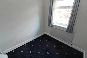 una habitación vacía con una habitación con ventana en Hawkhill House en Leeds
