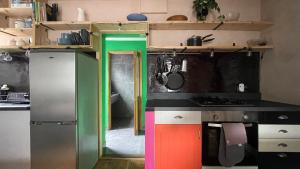 Una cocina o kitchenette en Entire 3 bed cottage in the heart of Margate