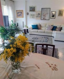 salon z wazą żółtych kwiatów na stole w obiekcie B&B ANTONIETTA w mieście Vico Equense