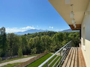 een balkon met uitzicht op de bergen bij Panoramic Paradise Estate in Zărneşti