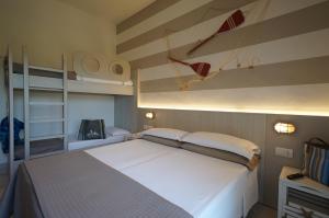 A bed or beds in a room at Hotel Villa Fulgida