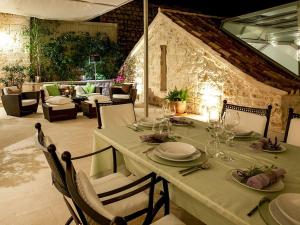 Restoran ili neka druga zalogajnica u objektu Exclusive villa with indoor pool