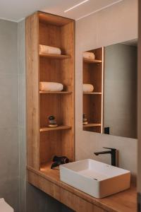 bagno con lavandino e specchio di Athens City Chic Apartment-2 bathrooms ad Atene