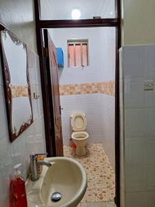 Un baño de Angie's staycation 1br apt Milimani- Fast internet, secure parking, Free netflix 20 fotos más