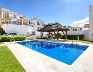 - une piscine dans une cour avec un kiosque dans l'établissement Casa Rosado La Heredia Monte Mayor GOLF WIFI MARBELLA ESTEPONA, à Benahavís