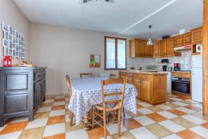 Кухня или мини-кухня в La Villa Blanche en Chartreuse
