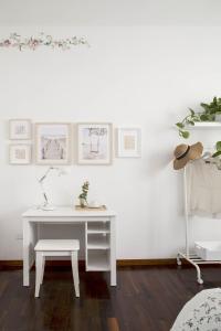 - un bureau blanc avec une chaise dans la chambre dans l'établissement Casa di Anna, à Pesaro
