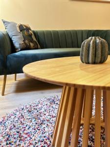 salon z kanapą i drewnianym stolikiem kawowym w obiekcie Selva - Studio cosy et chaleureux w mieście Saran