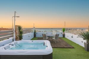 - Balcón con bañera de hidromasaje, mesa y sillas en Billia's Casa, en Rethymno