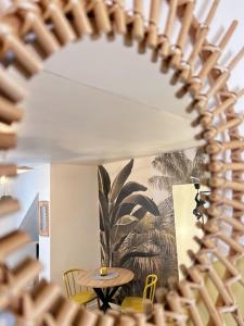 lustro odzwierciedlające jadalnię ze stołem i krzesłami w obiekcie Selva - Studio cosy et chaleureux w mieście Saran