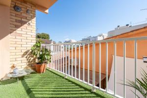 - un balcon d'une maison avec de l'herbe verte dans l'établissement Hauzify I Apartament Zulú Cubelles, à Cubelles
