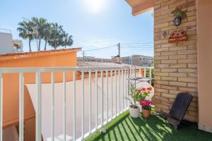 d'un balcon avec une clôture blanche et quelques plantes. dans l'établissement Hauzify I Apartament Zulú Cubelles, à Cubelles
