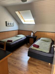 um quarto com 2 camas e uma clarabóia em Domum 5 Moderne Ferien- Monteurapartments inkl Wlan und Waschmaschine in Mülheim an der Ruhr em Mülheim an der Ruhr