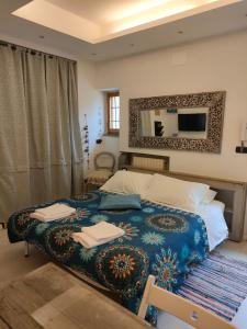 ein Schlafzimmer mit einem Bett mit zwei Handtüchern darauf in der Unterkunft La petite suite in Calenzano