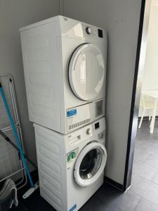 uma máquina de lavar roupa e uma máquina de lavar roupa num quarto em Domum 5 Moderne Ferien- Monteurapartments inkl Wlan und Waschmaschine in Mülheim an der Ruhr em Mülheim an der Ruhr