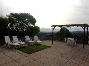 un gruppo di sedie e tavoli su un patio di Country Rooms ad Alghero