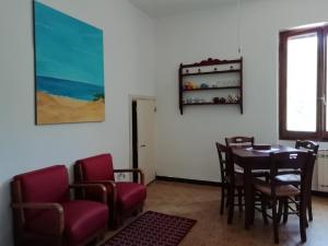 una sala da pranzo con tavolo e sedie di Country Rooms ad Alghero
