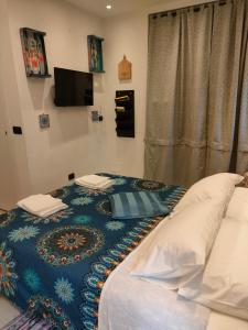 ein Schlafzimmer mit einem Bett mit einer blauen Decke darauf in der Unterkunft La petite suite in Calenzano