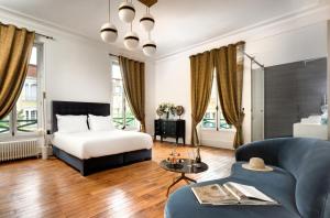 En eller flere senge i et værelse på 4 chambres au Chalet Clermont-Tonnerre + piscine + 9 billeder