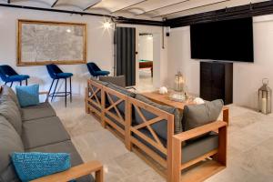 Et opholdsområde på 4 chambres au Chalet Clermont-Tonnerre + piscine