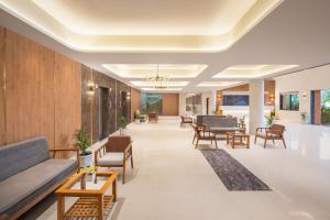 een kantoorlobby met stoelen en tafels bij Fortune Statue of Unity, Ekta Nagar - Member ITC's Hotel Group in Kevadia