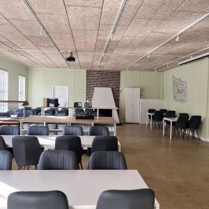 倫訥的住宿－Rønne Vandrerhjem，一个空的教室,里面摆放着桌椅