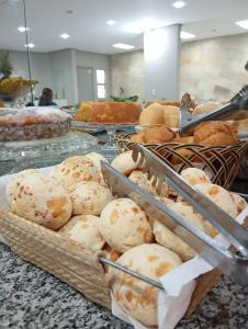 un mucchio di pane in cestini su un tavolo di Mariachis Hotel a Passos