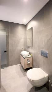 ein Badezimmer mit Toilette und Waschbecken in der Unterkunft Sunrise Beachfront Villas - Villa 3 in Paralimni