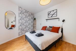 維勒瑞夫的住宿－Appartement Cosy avec terrasse aux portes de Paris，一间卧室配有一张大床和镜子