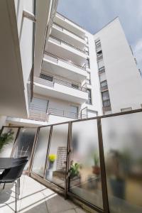 維勒瑞夫的住宿－Appartement Cosy avec terrasse aux portes de Paris，享有建筑景致的阳台