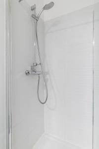 維勒瑞夫的住宿－Appartement Cosy avec terrasse aux portes de Paris，浴室内配有淋浴和头顶淋浴