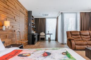 1 dormitorio con cama, silla y escritorio en Bioli Wellness Resort, en Kojori