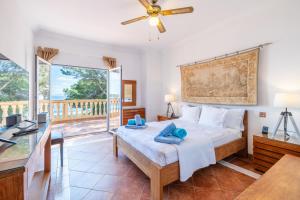 Giường trong phòng chung tại Villa Cala Vinyes +37 ảnh
