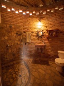 ein Steinbad mit einem WC und einem Waschbecken in der Unterkunft 300m to beach/center: 2 bedr-2 bath & great views! in San Juan del Sur + 23 Fotos