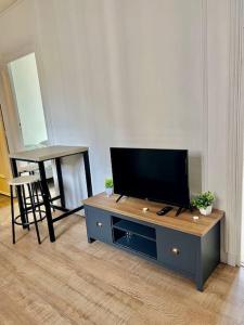 uma sala de estar com uma televisão de ecrã plano num armário em Charmant T3 proche de la gare em Clermont-Ferrand