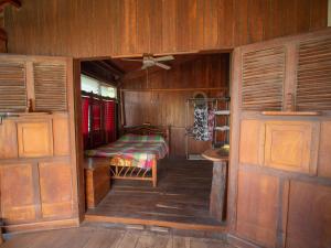 een kleine kamer met een bed en een raam bij 300m to beach/center: 2 bedr-2 bath & great views! in San Juan del Sur