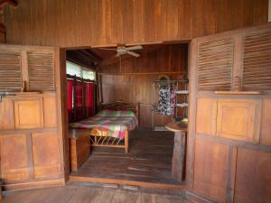 ein kleines Zimmer mit einem Bett und einem Fenster in der Unterkunft 300m to beach/center: 2 bedr-2 bath & great views! in San Juan del Sur