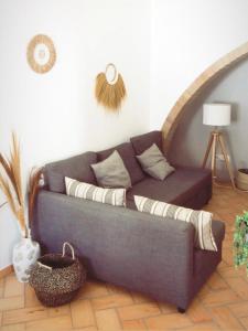 a living room with a couch in a room at Casa Oceano-Ave do Mar in Raposeira