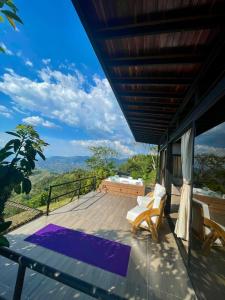 een balkon van een huis met uitzicht op de bergen bij Glamping Oro Verde in Santa Fe de Antioquia