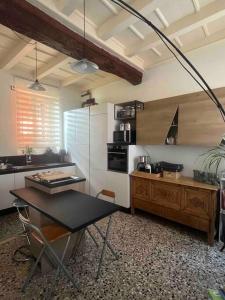 - une cuisine avec une table et un comptoir dans une pièce dans l'établissement Come a casa tua, à Castelletto sopra Ticino